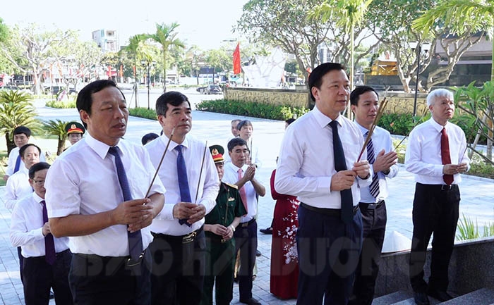 VIDEO: Các đồng chí lãnh đạo tỉnh Hải Dương dâng hương tưởng niệm các anh hùng liệt sĩ  